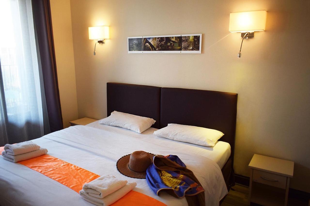 Logis Hotel Restaurant Le Top Du Roulier Capendu Ngoại thất bức ảnh