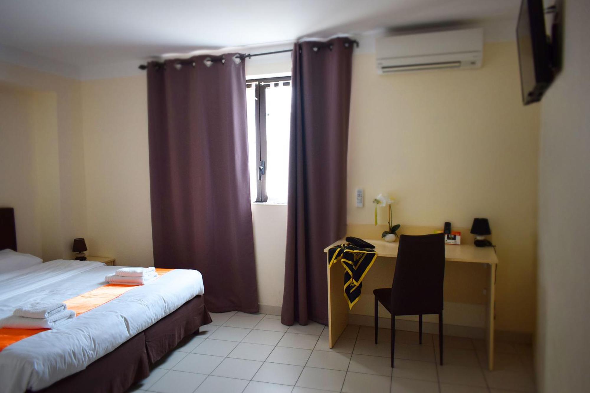 Logis Hotel Restaurant Le Top Du Roulier Capendu Ngoại thất bức ảnh